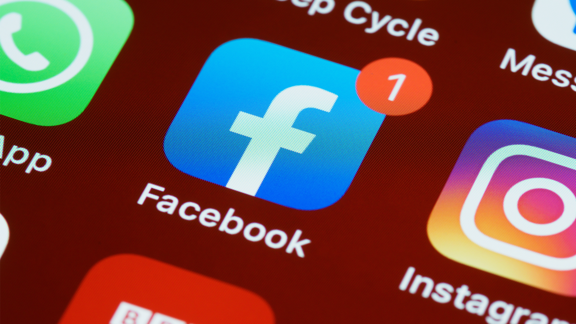 Tela de um celular mostra ícone dos aplicativos do Facebook, WhatsApp e Instagram