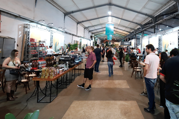 Pessoas visitando o evento Ca Fé On