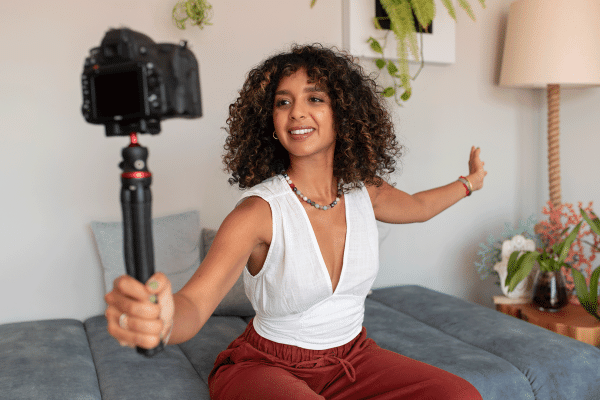 Jovem mulher gravando conteúdo humanizado com a câmera