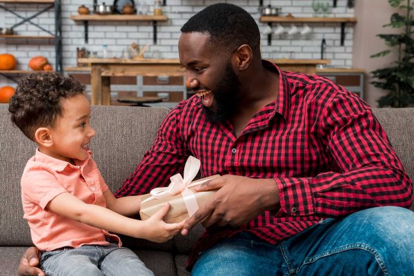 Filho presenteando o pai no Dia dos Pais - Freepik
