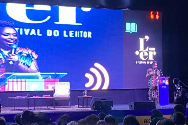 Autora abordou sua percepção do Brasil após 14 anos da sua primeira visita ao país e ressaltou a importância da leitura na formação dos jovens