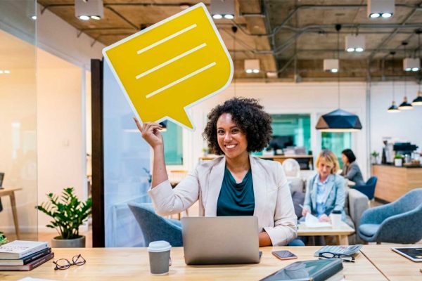 Jovem mulher negra trabalhando no escritório