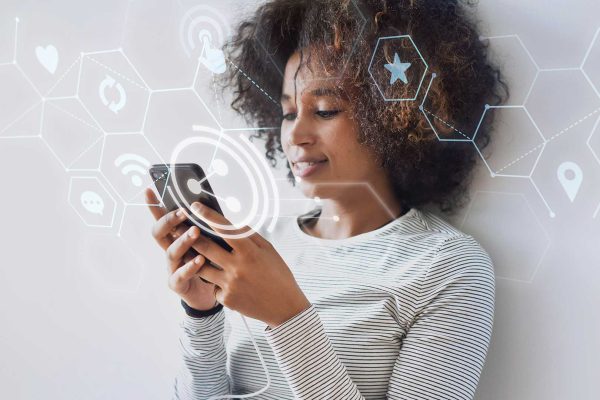 Jovem mulher negra mexendo no celular