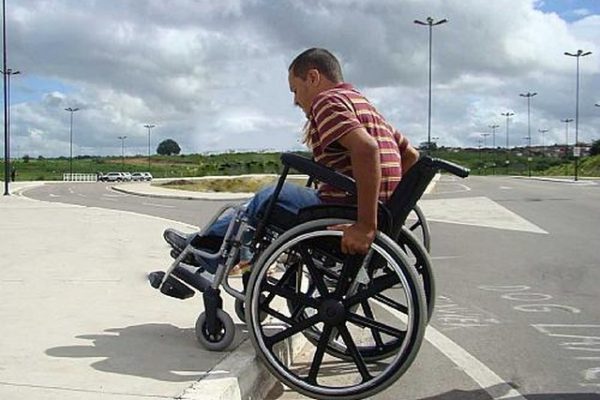 foto-de-um-homem-cadeirante-com-dificuldade-de-acessibilidade