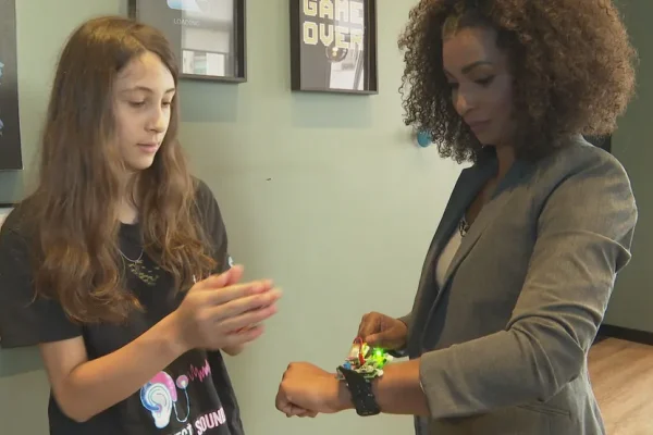 A ferramenta vibra e ilumina se houver detecção de sons como toque de campainha, alarme de incêndio e outros importantes (Foto: TV Globo/Jornal Hoje)