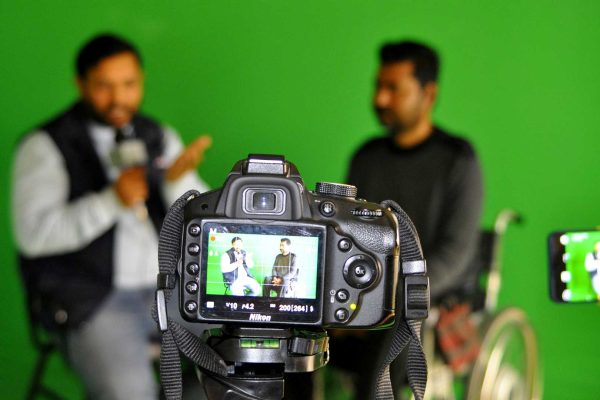 dois rapazes sentados em frente à câmera após media training