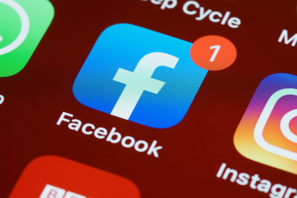 Tela de um celular mostra ícone dos aplicativos do Facebook, WhatsApp e Instagram