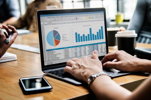 Pessoa vendo resultados da comunicação no computador - Freepik